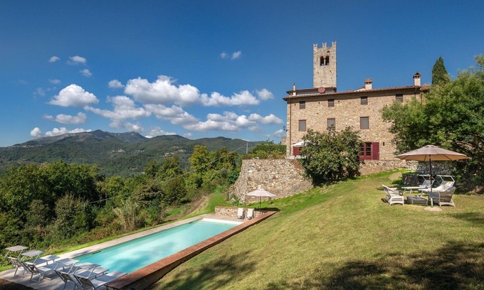 Villabuona Villa | Casa de vacaciones privada con WIFI, piscina privada, TV, patio, vista panorámica, cerca de Lucca