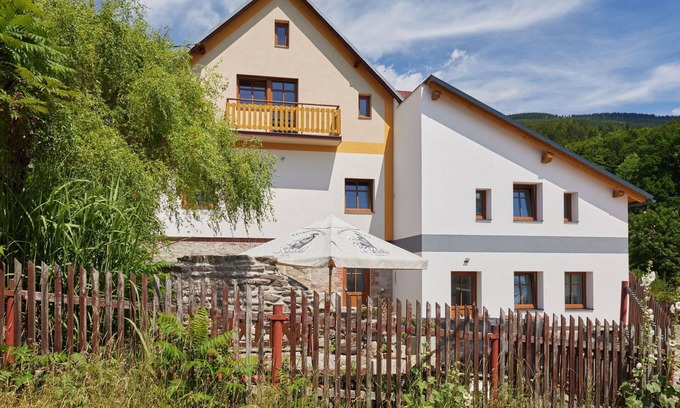 Cerny Dul Villa | Estupenda casa de vacaciones privada con WIFI, TV, balcón, mascotas permitida y aparcamiento