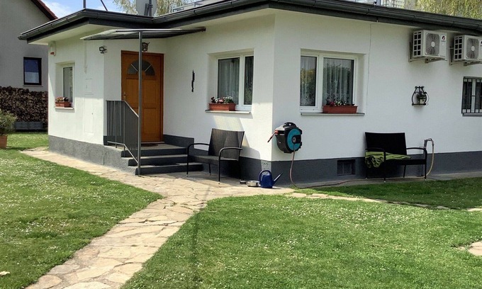 Floridsdorf Casa | Estupenda casa de vacaciones privada con WIFI, A/C, TV, mascotas permitida y aparcamiento