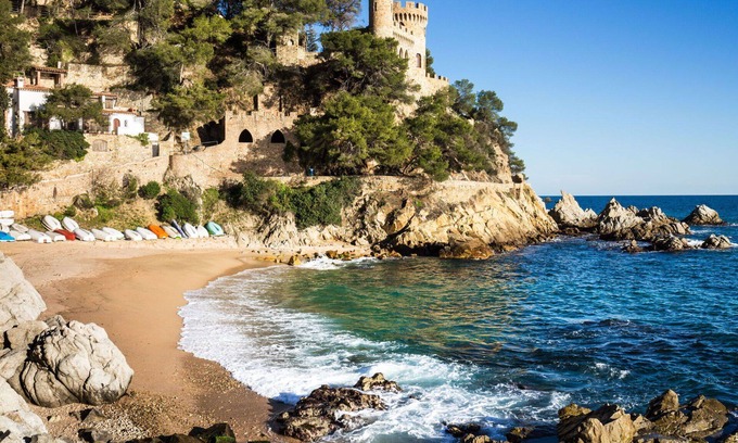 Lloret de Mar Casa | Preciosa casa de vacaciones privada para 7 personas con piscina privada, A/C, WIFI, TV y patio