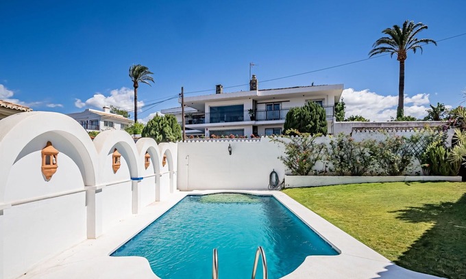 Nueva Andalucia Casa | Stunning private villa for 8 people with private pool, WIFI, patio, pets allowed and parking