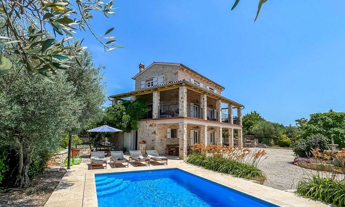 Heraki Villa | Casa de vacaciones privada con A/C, WIFI, piscina privada, terraza, mascotas permitida, aparcamiento
