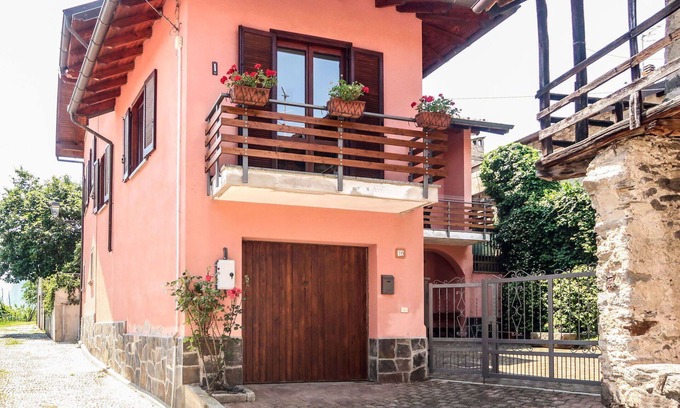 Pella Casa | Maravillosa casa de vacaciones privada con WIFI, TV, patio, mascotas permitida y aparcamiento