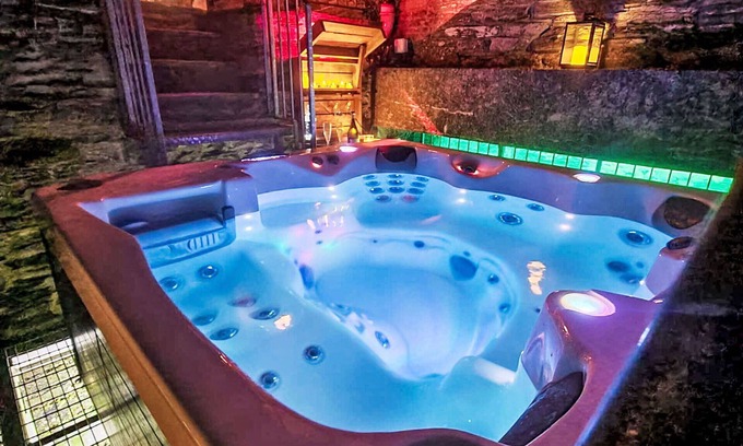 Fivelanes Casa | Estupenda casa de vacaciones privada con jacuzzi, WIFI, TV, patio, mascotas permitida y aparcamiento
