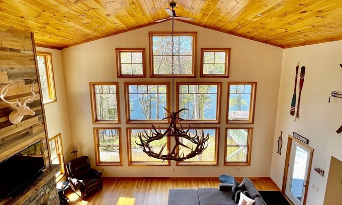 Raymond Casa | Stunning Private Waterfront Lodge on Crystal Clear Crescent Lake