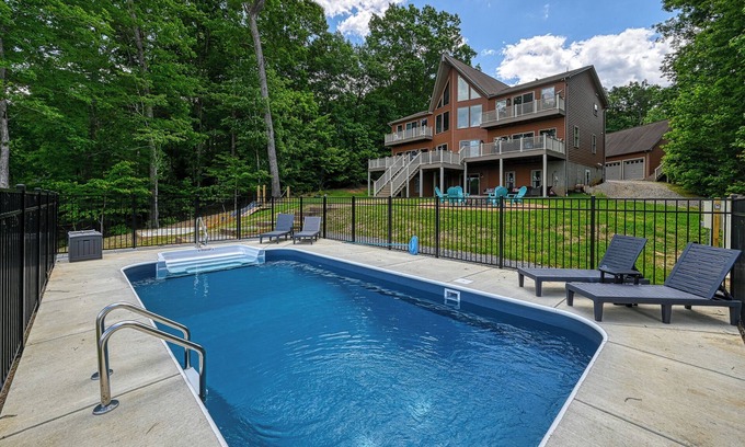 Mineral Casa | Stunning Public Side Lake Anna Waterfront Heated Pool Game Room Boatdock Hot Tub Firepit