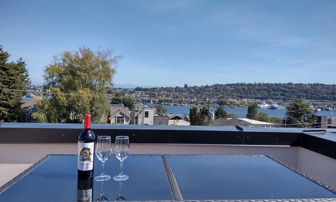 East Queen Anne Casa | Stunning Queen Anne 4B3B w/ Lake Views & Rooftop