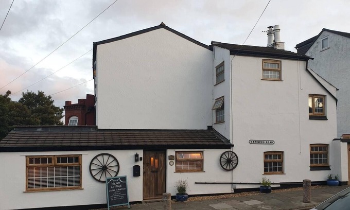 New Brighton Cabaña | Stunning quirky 2-Bed Cottage in New Brighton