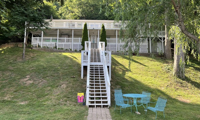 Radford Cabaña | Stunning Radford lake house on Claytor Lake