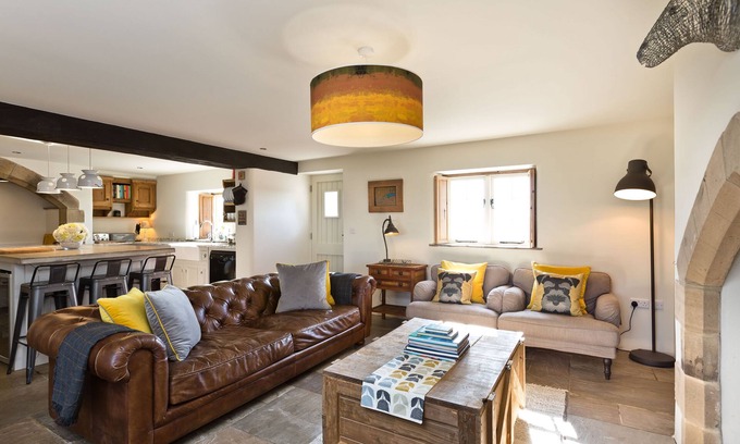 Monyash Otro | Stunning refurbished 6 bedroom Farmhouse, close to Monyash & the High Peak Trail.