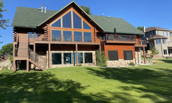 Alexandria Casa | Stunning, relaxing home on Lake Carlos perfect for your vacation