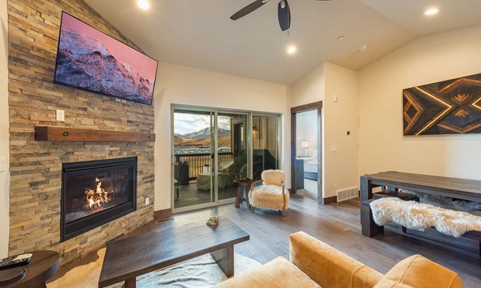 Park City Casa | Stunning Retreat, Majestic View, Private Hot Tub, Grill, Close to Main Street!