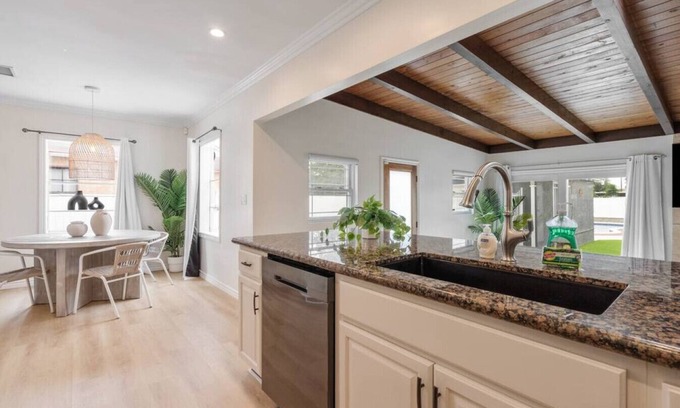 Bixby Knolls Casa | Stunning Retro Beach Oasis, Dual Living, Pool
