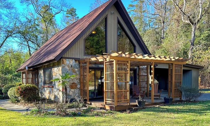 Tamassee Cabaña | Stunning River-Side Cottage with Fire Pit!