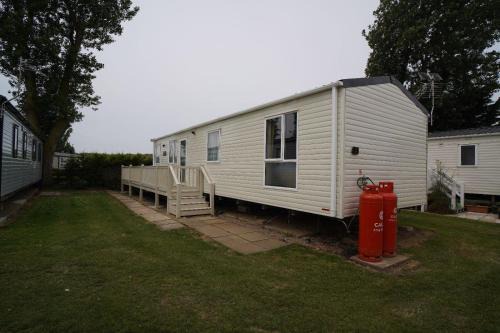 Heacham Chalet De Esquí | Stunning river view 2 bedroom caravan with decking