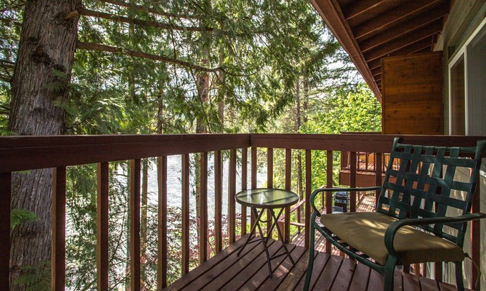 Leavenworth Apartamento | Stunning River View from Modern Farmhouse-Inspired Suite