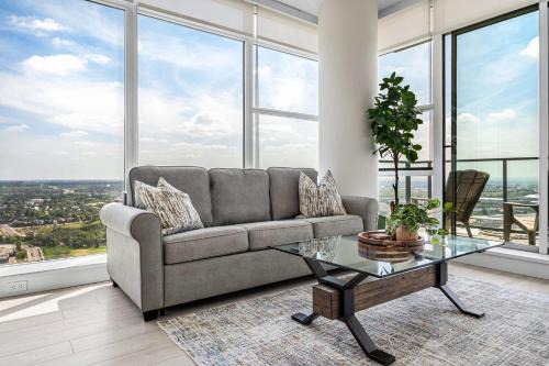 Victoria Park Casa | Stunning Rocky Mountain & DT Skyline Views! Near Stampede, Saddledome, BMO Centre! FREE Banff Pass, Wine, & Parking!