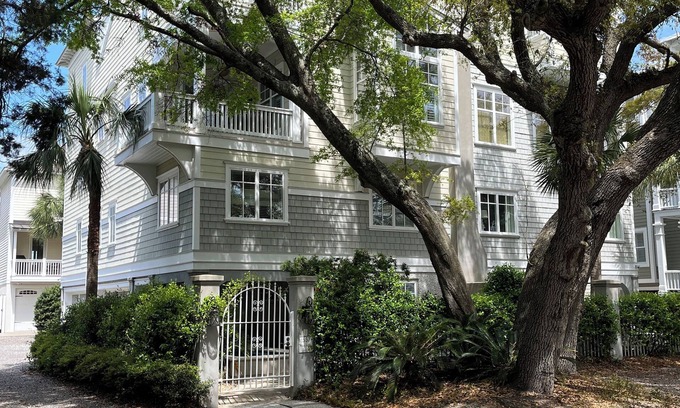 Saint Simons Island Villa | Especial de diciembre: ¡Villa increíble con vistas al océano en la azotea!