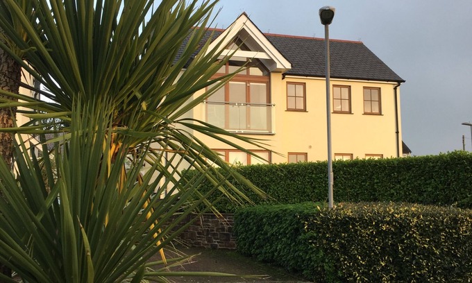 St. Just in Roseland Casa | Stunning spacious house incredible views to estuary sleeps 6 pet, near St Mawes