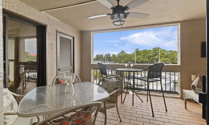 Shelter Cove Condominio | Stunning Shelter Cove Harbour and Marina Views, Bike to the Beach - HS7155