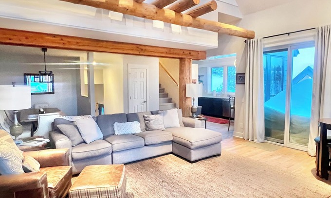 Saddle Ridge Casa | Bellamente actualizado Ski-in, Ski-out Saddle Ridge End Unit, Acceso a Moonlight Club
