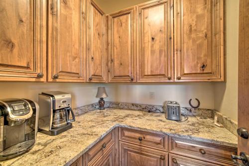 Big Sky Apartamento | Stunning Ski-InandSki-Out Penthouse Condo with Hot Tub