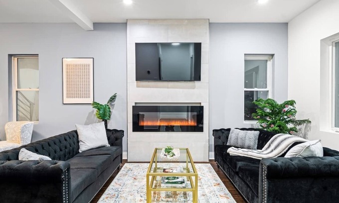 Cragin Casa | Stunning & Spacious 7BD Home with garage!