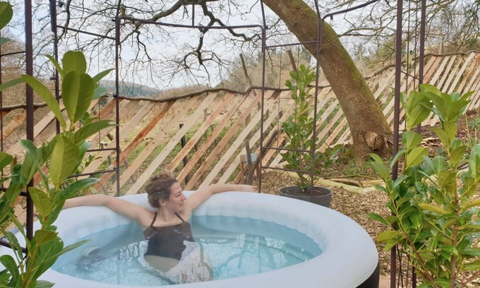 Inchbrook Apartamento | Stunning Studio Apartment. Sauna & PRIVATE Hot Tub in the Heart of the Cotswolds