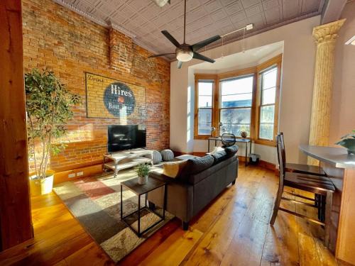 Cedar Falls Apartamento | Stunning Studio Overlooking Main Street Parkade!