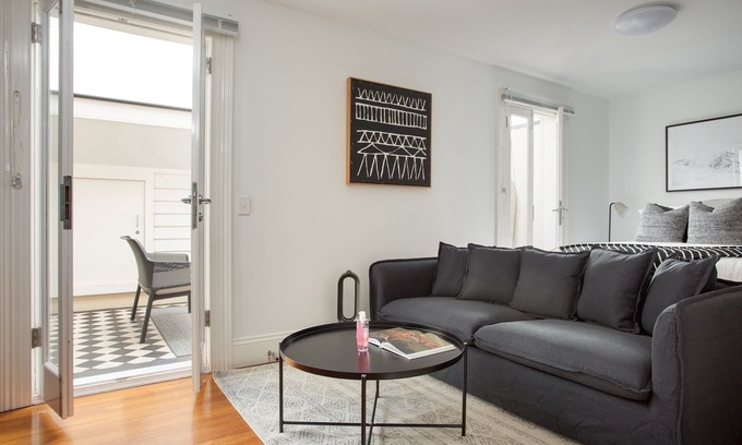 Lewisham Apartamento | Stunning Studio with Alfresco Terrace near Trains