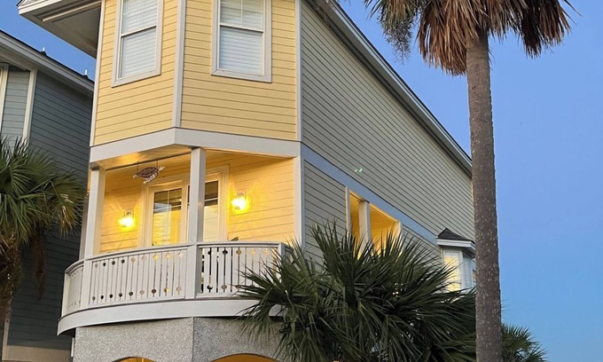 Bonito Boathouses Casa | Stunning Sunrise and Sunset Views, King Suites, and Double Balconies. Premium Golf Cart Included, and Well-Behaved Pets Considered - 861 Bonito Rd