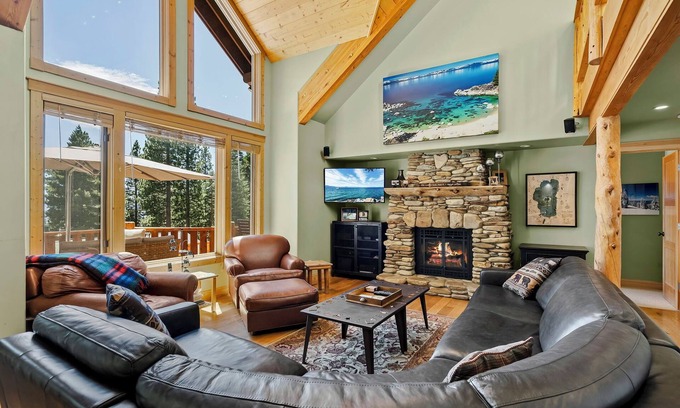 Tahoe Vista Cabina | Stunning Tahoe Views| Private Hot Tub | Game Room | Large Deck | 2 Minutes to Sandy Beach
