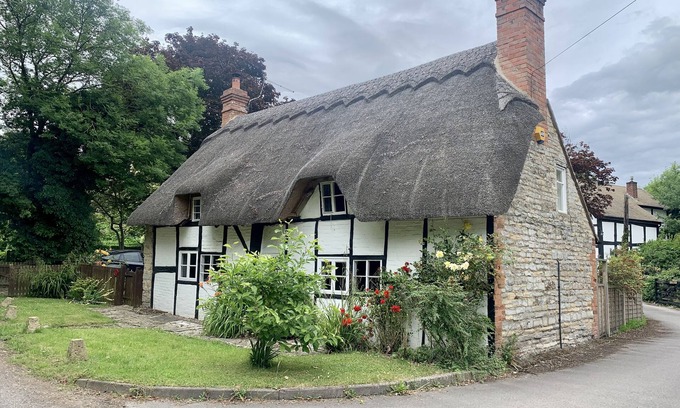 Dorsington Cabaña | Stunning Thatched 16th Century Cottage. Dog Friendly. **HOT TUB**