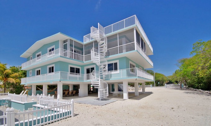 Anglers Park Casa | Impresionante Tres Nivel Casa en Key Largo Canal principal con una terraza de la piscina y el techo