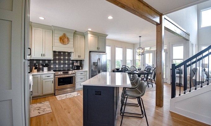 Clarkesville Cabina | Stunning three-story home with a hot tub, firepit, washer/dryer, & views
