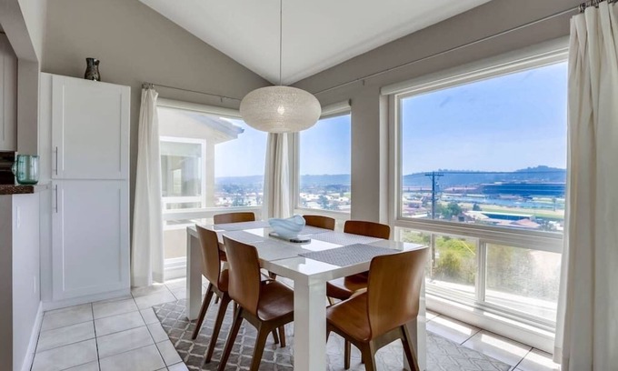 Solana Beach Condominio | Guest Favorite! Whitewater & Track Views! Pool!