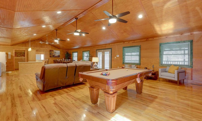 Laurens County Casa | Stunning Tranquil River Lodge and 2 Cozy Cabins