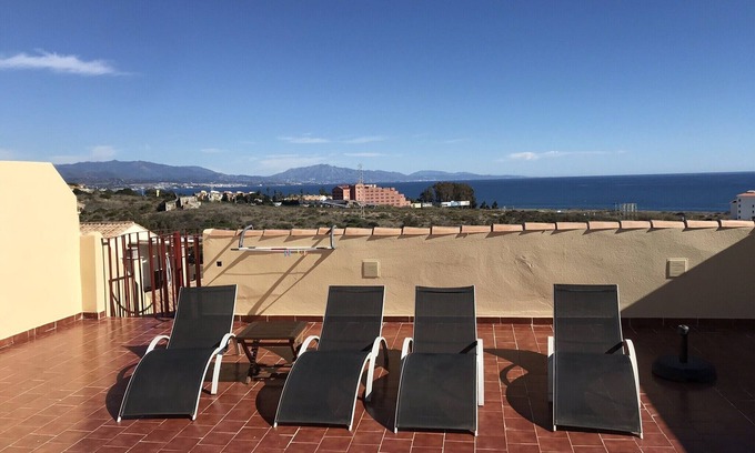 Puerto de la Duquesa Apartamento | Impresionante apartamento de dos dormitorios a 500 metros de la playa con vistas al mar.