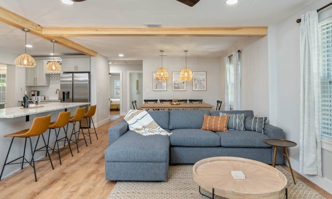 Fort Walton Beach Casa | Stunning updated 4 bedroom home. 8 mins from beach