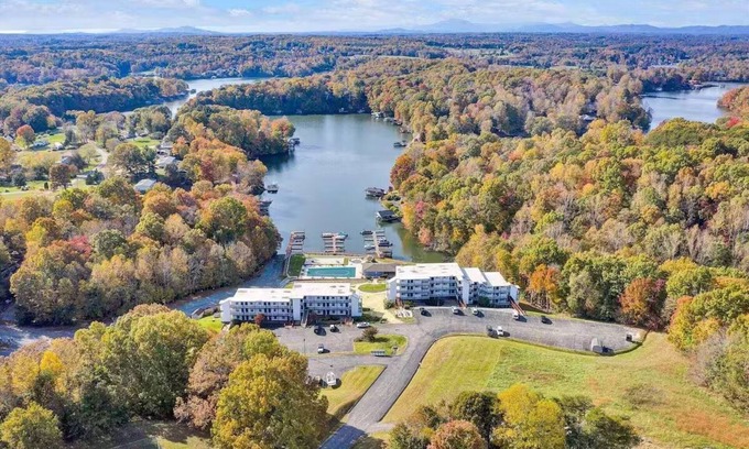 North Shore Condominio | Stunning updated 1 BR Condo with great lake views.
