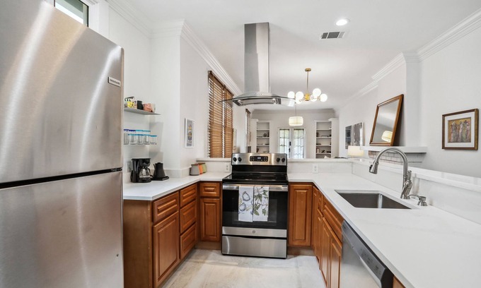 Audubon Casa | Stunning Uptown Oasis: 3BR/2BA at Audubon Park
