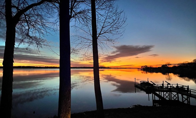 Lake Norman of Catawba Cabaña | Stunning sunrises & water views in this 4 bedroom cottage on Lake Norman!