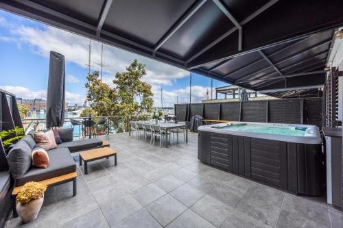 Auckland Central Business District Apartamento | Stunning Viaduct Apartment w Harbour views, Spa Pool and FREE Parking
