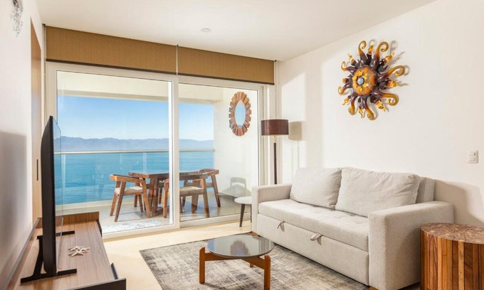 Las Glorias Apartamento | Stunning View Oceanfront Condo by Moikkarentals