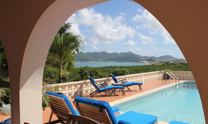 Nettle Bay Villa | Impresionante vista del océano y la laguna desde la piscina, 3 minutos a pie de Baie Rouge, cabaña