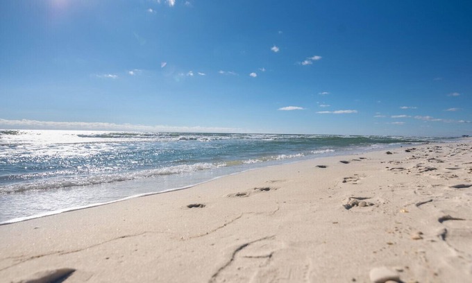 Laguna Beach Condominio | Stunning Views & Budget-Friendly, Gulf Front OASIS, Community Pool! Well Stocked