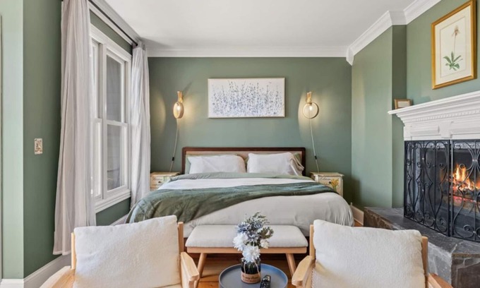 Townsend Hotel | Stunning View | Walk-In Shower | Balcony + TV Seating