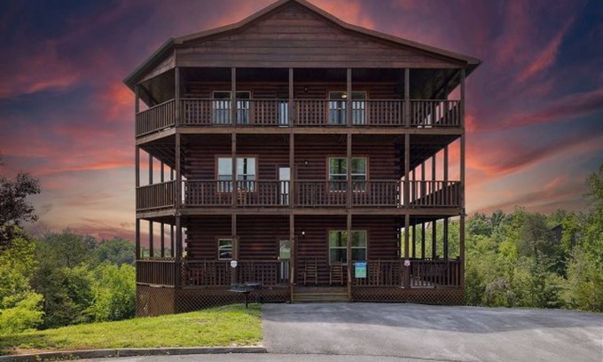 Sevierville Cabina | Stunning views! 6-bedroom cabin w/arcade, pool table, hot tub, foosball & more!