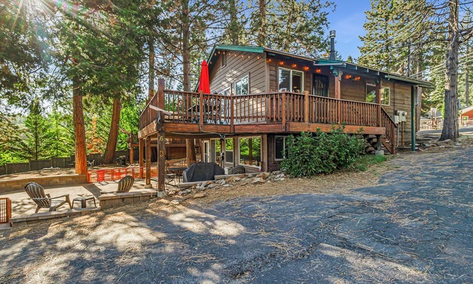 Peninsula Village Cabina | Stunning Views at Lake Almanor Cabins 6 & 7