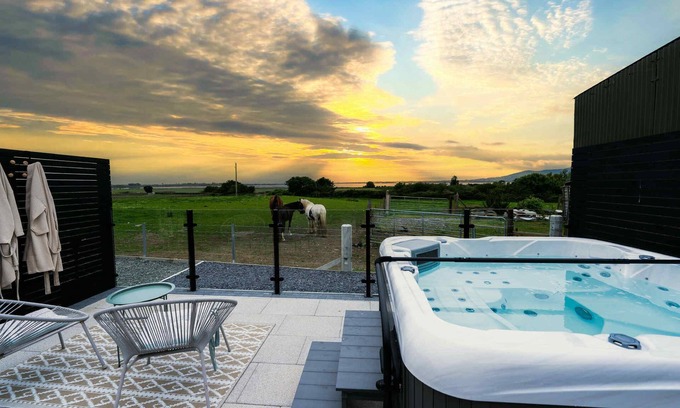 Newry Otro | Stunning views from the private hot tub